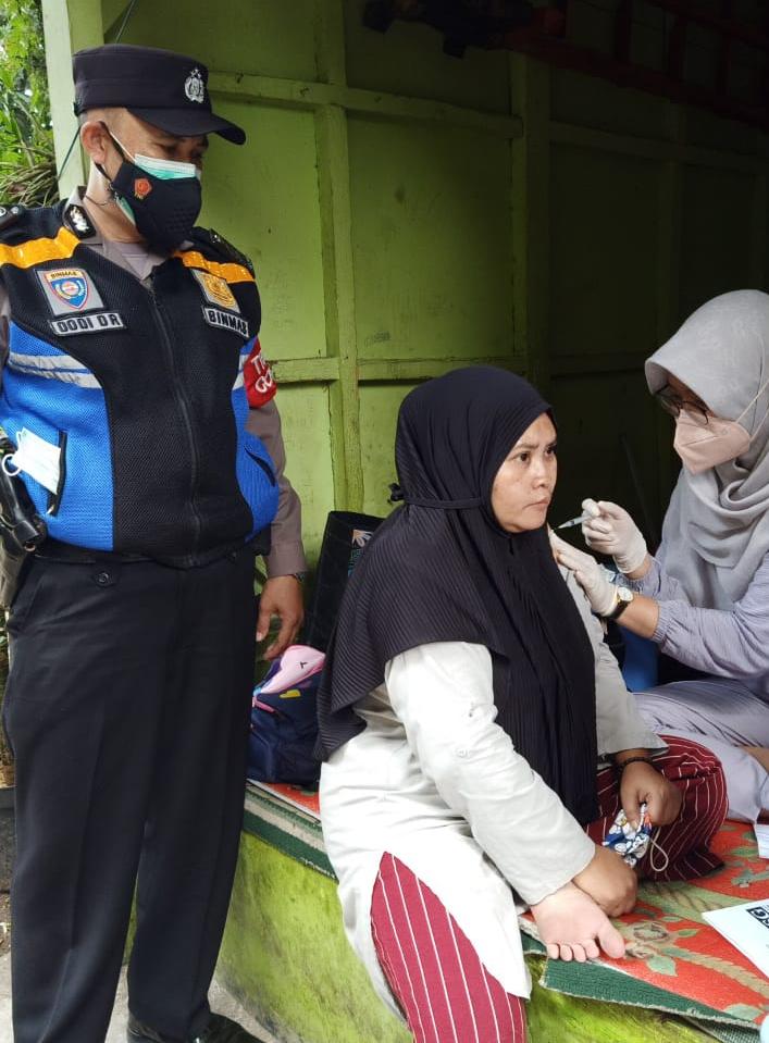 Polisi Monitoring Vaksin Door To Door Warga Masyarakat Rw05 kelurahan Mekarwangi