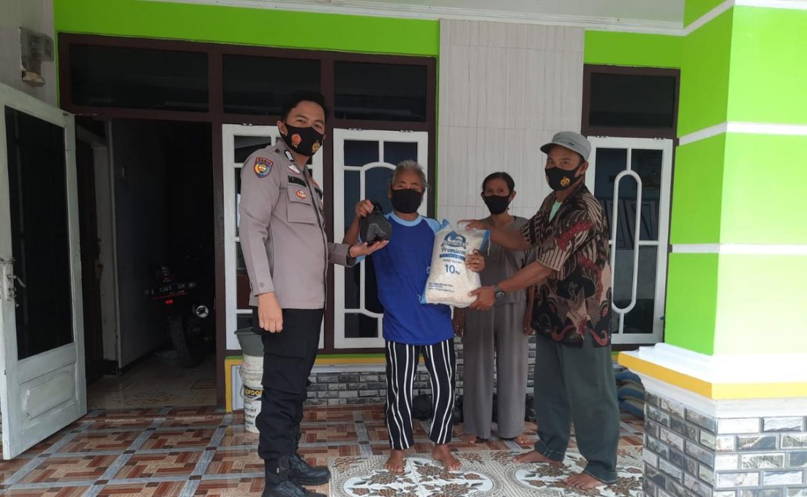 Polisi Monitoring Pembagian Bansos Program Keluarga Harapan