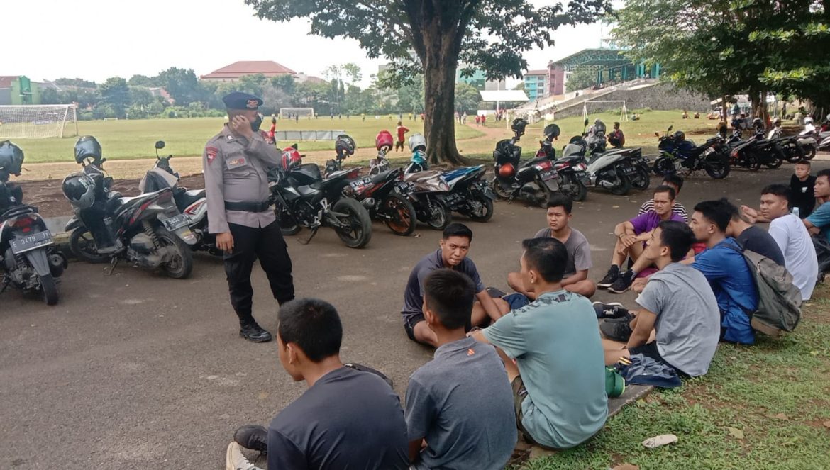 Personel Sat Brimob Polda Jabar, Berikan Himbauan Prokes Kepada Remaja Di Kawasan Stadion Bima Kota Cirebon Ditengah PPKM
