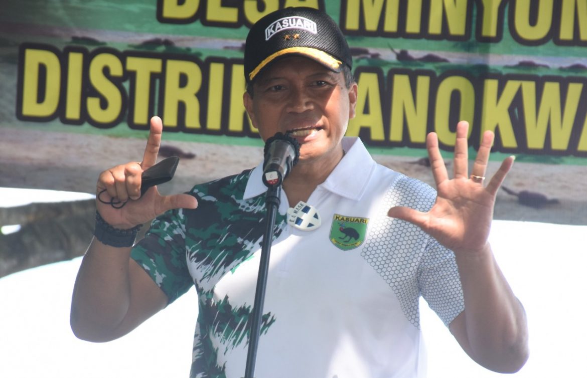 Jelang HUT Ke-5 Kodam XVIII/Kasuari, Pangdam Lepas Ratusan Tukik di Desa Minyumfoka