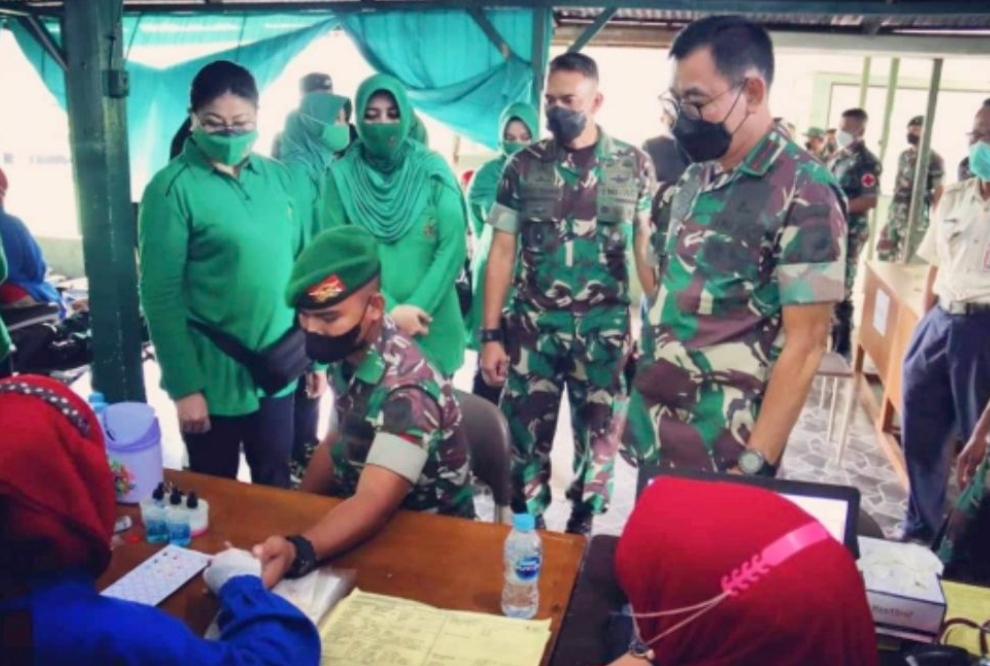 Kunjungan Kerja ke Singkawang, Pangdam Tinjau Vaksinasi dan Donor Darah di Rindam Xll/TPR