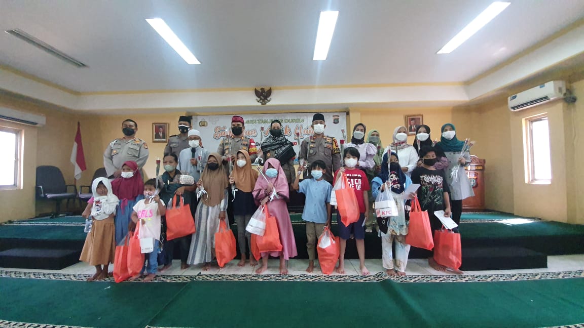 Memperingati Hari Ibu Yang Tepat Jatuh Setiap Tanggal 22 Desember, Polsek Tanjung Duren Jakarta Barat Memperingatinya Dengan Memberikan Aantunan Anak Yatim Piatu