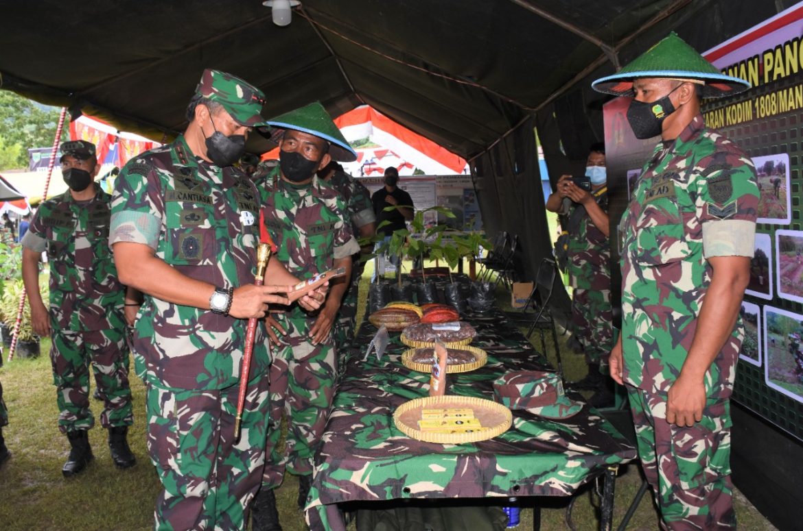 Pangdam Tinjau Serbuan Vaksinasi dan Pameran Alutsista Hari Kedua, Masyarakat Antusias