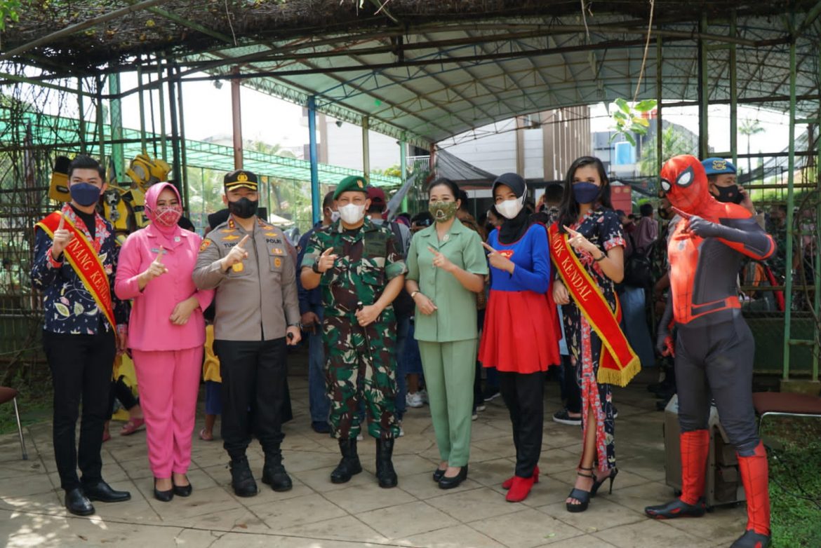 Aksi Kolaborasi Ketua Cabang Bhayangkari Kendal Dan Ketua Cabang Persit 0715 Kendal Dalam Vaksinator Program Bakti 20 Tahun Akabri 2001 Mendapat Apresiasi Masyarakat