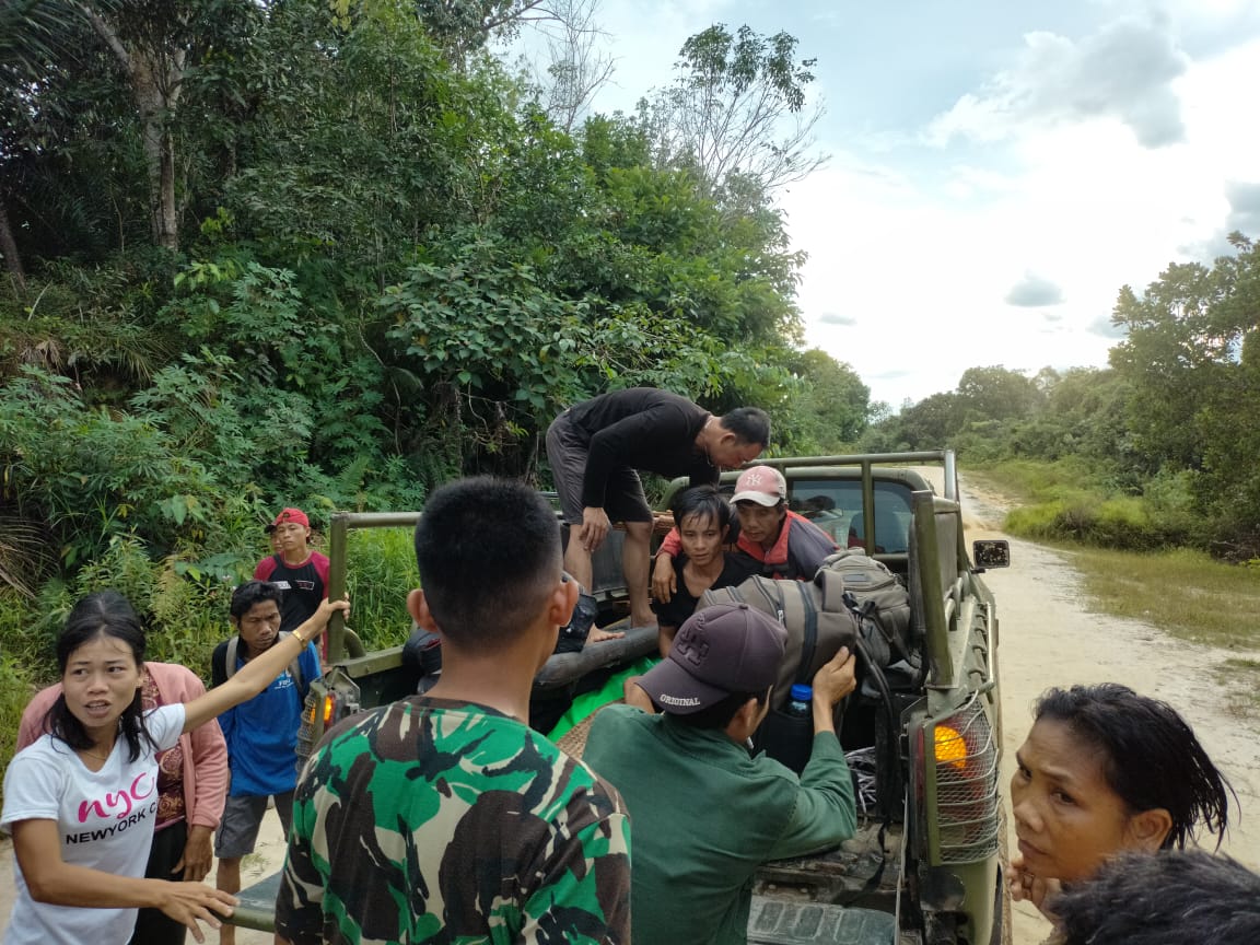 Gunakan Kendaraan Dinas Koramil Merakai, Babinsa Kayu Dujung Evakuasi Warga ke Puskesmas