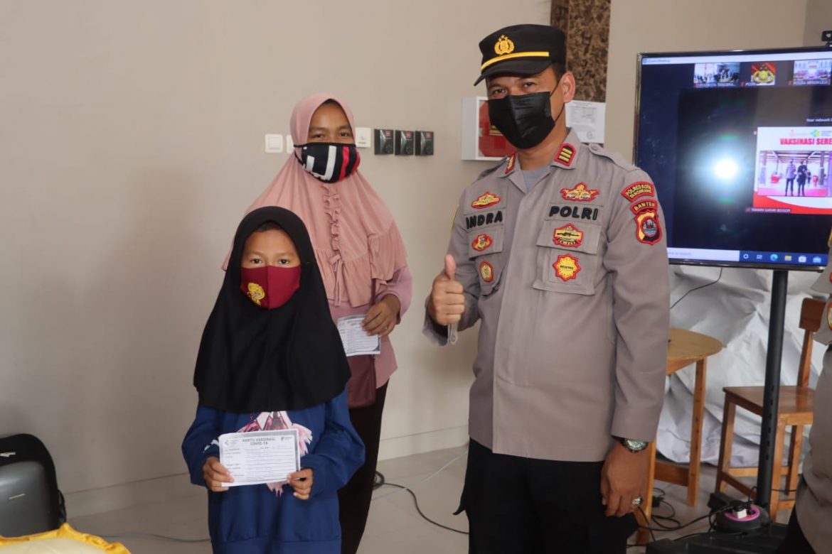 Kapolresta Tangerang Tinjau Pelaksanaan Vaksinasi Serentak Indonesia di Cikupa