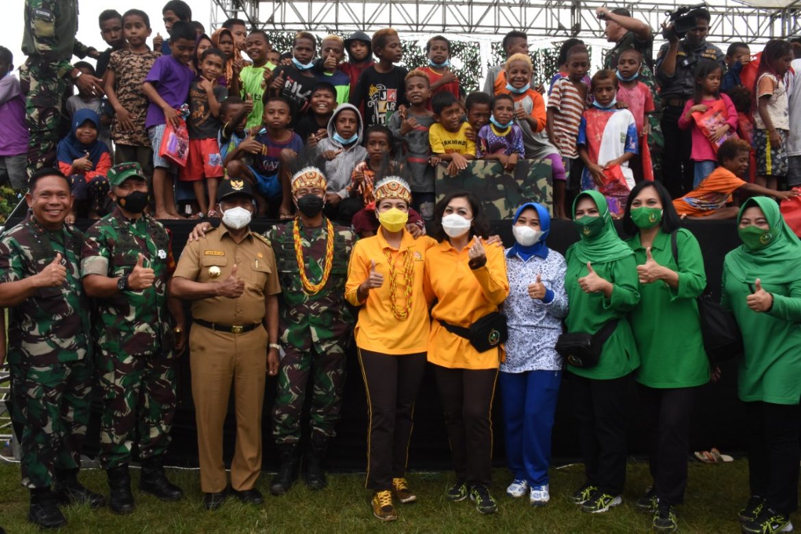 Panglima TNI Tinjau Pelaksanaan Vaksinasi Kodam Kasuari, Pastikan Program Vaksin di Papua Barat Berjalan.