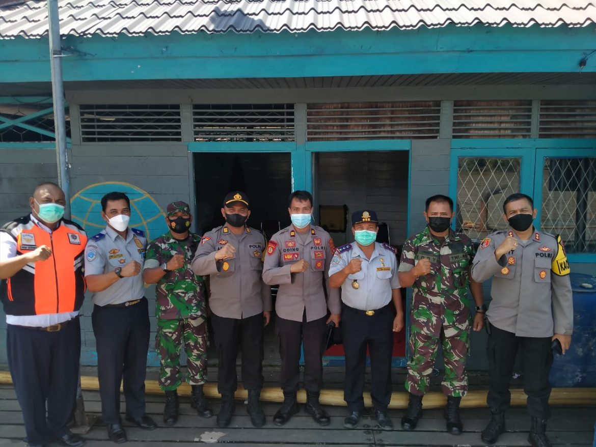 KAPOLRES MELAWI TINJAU POS PENGAMANAN DAN PELAYANAN OPS LILIN KAPUAS 2021