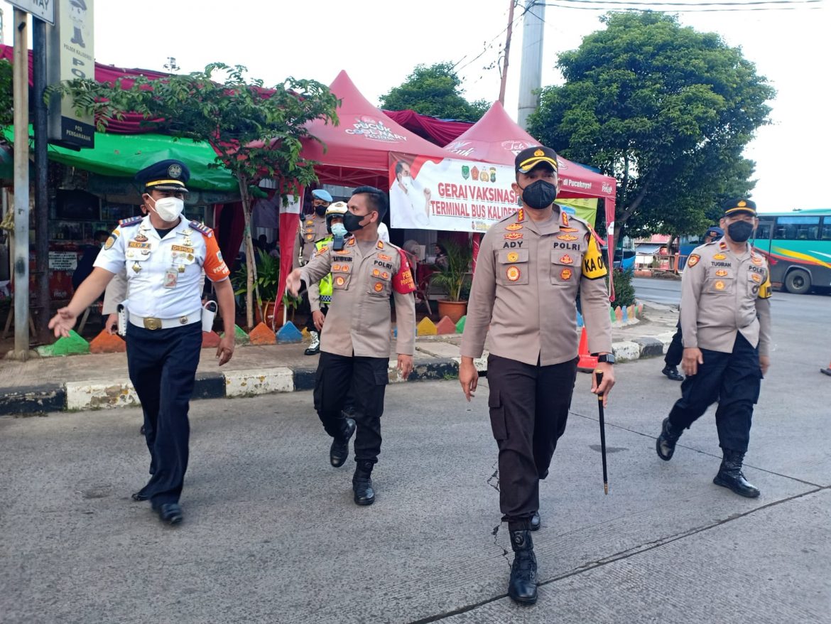 MENJELANG NATAL DAN TAHUN BARU KAPOLRES JAKARTA BARAT MENINJAU PERSIAPAN PENERAPAN PROKES DI TERMINAL KALIDERES