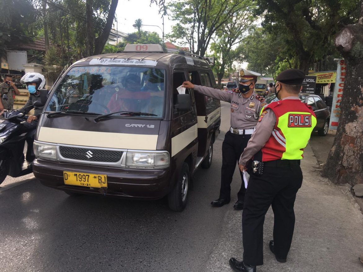 Operasi Yustisi Inpres dan Pembagian masker Polsek Buah Batu Polrestabes Bandung