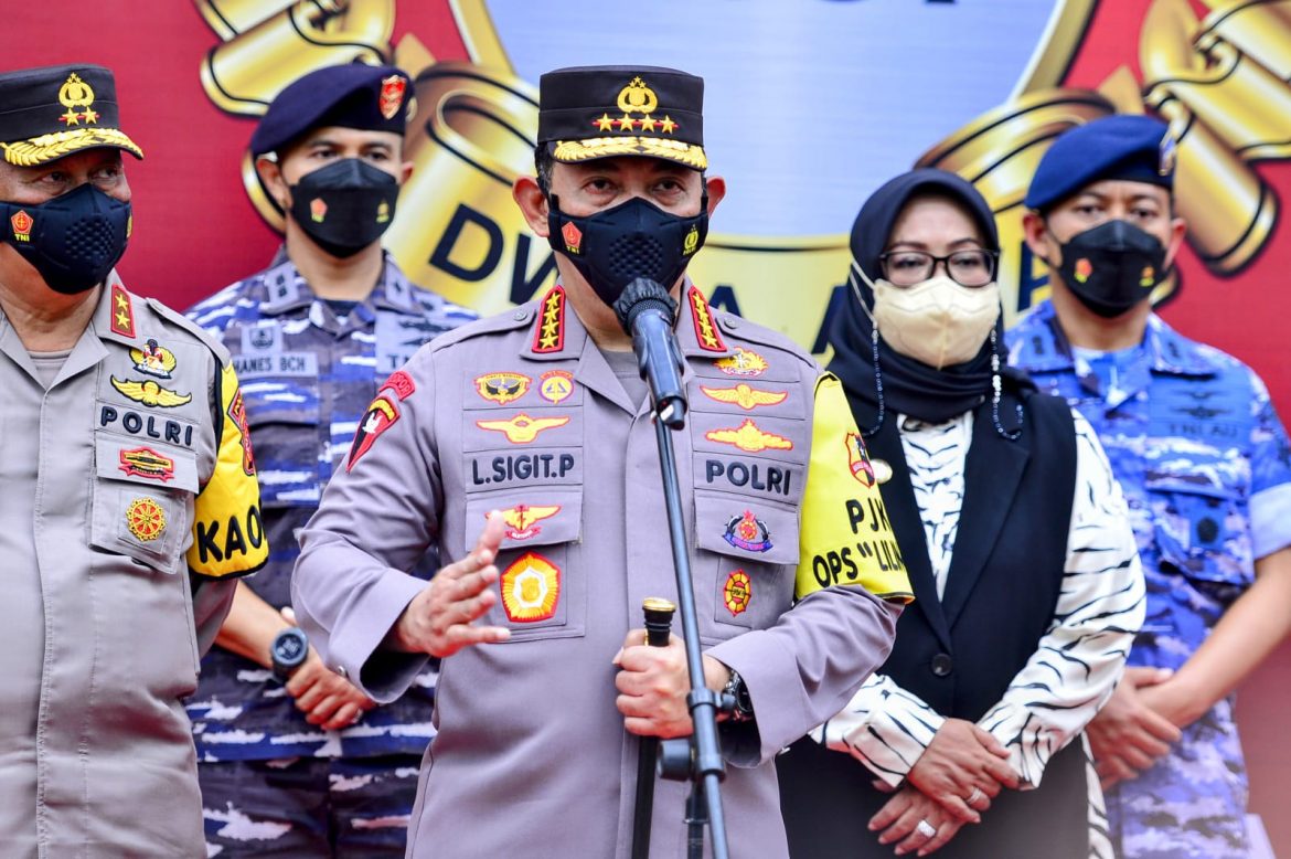 Tinjau Vaksinasi Bhakti Untuk Negeri Akabri 2001, Kapolri Tekankan Vaksinasi Hingga Waspadai Pintu Masuk Negara