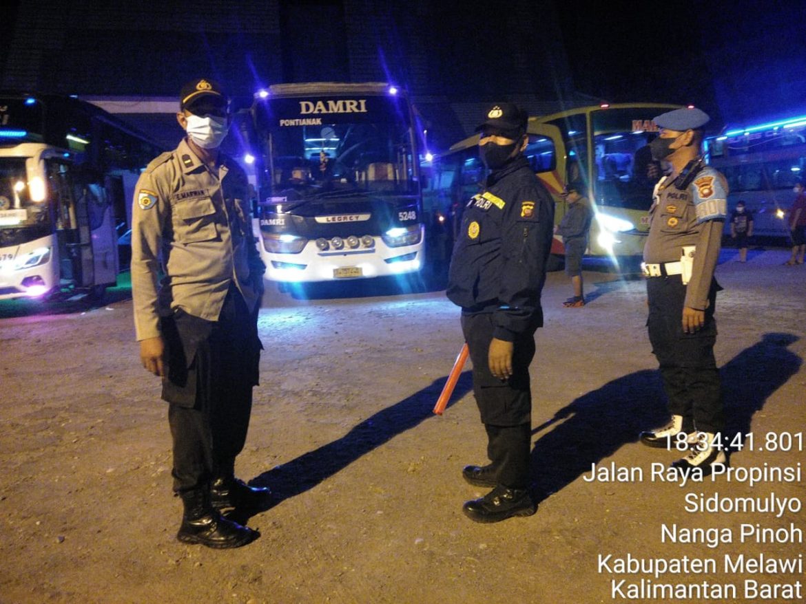 PERSONEL OPS LILIN KAPUAS-2021 POLRES MELAWI PANTAU KEDATANGAN-KEBERANGKATAN BUS DI TERMINAL AKDP SIDOMULYO.