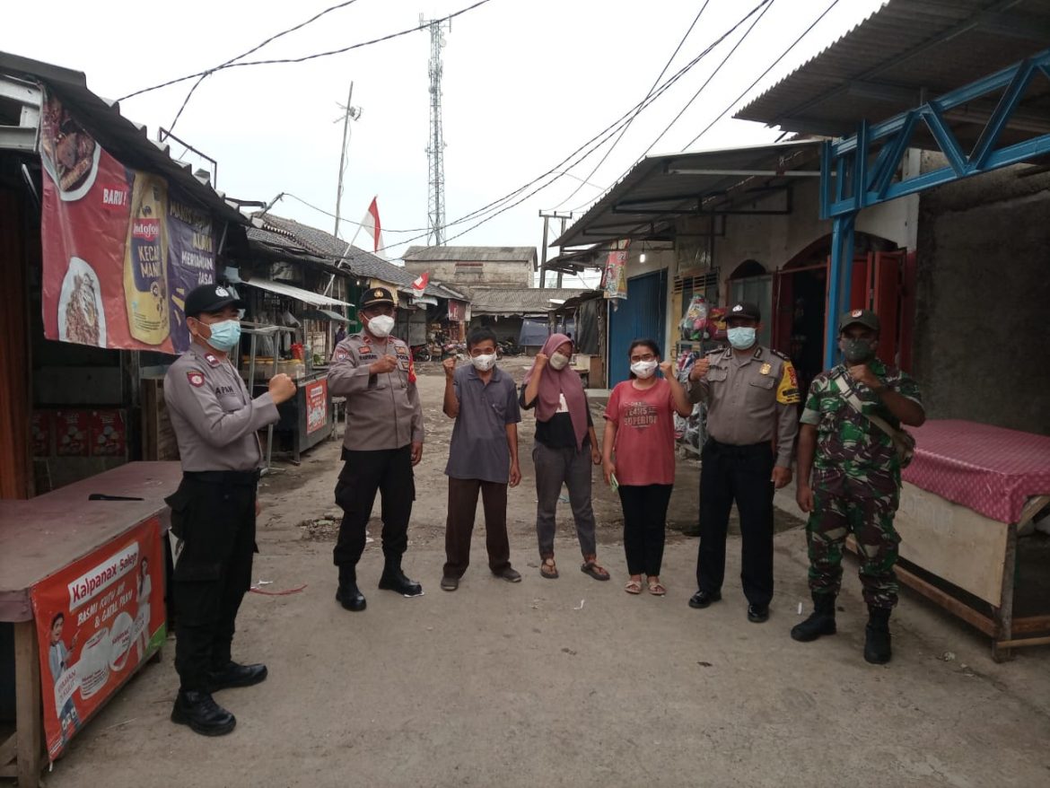 Ops Yustisi, Polsek Tambelang Bersama TNI Tegakan Prokes Kepada Pedagang dan Pengunjung Pasar Tambelang
