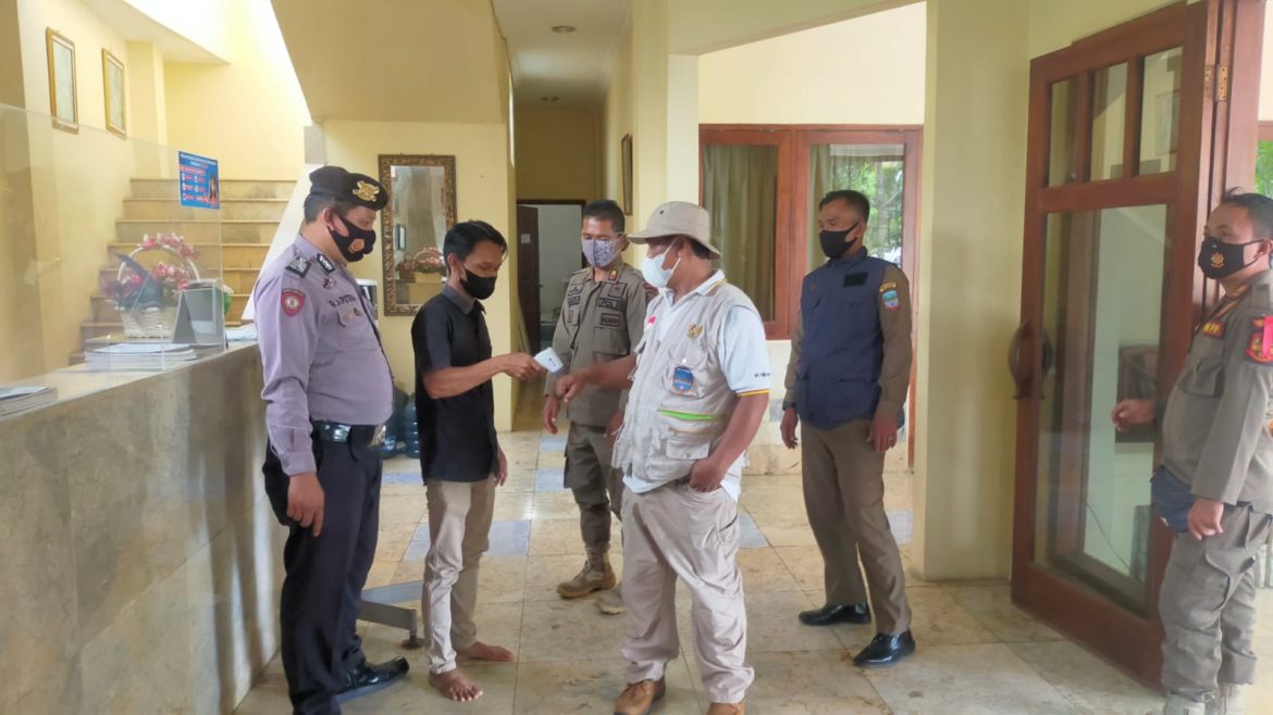 Polres Ciamis Laksanakan Patroli Pengawasan Prokes Kesejumlah Hotel, Cafe dan Resto di Pantai Pangandaran