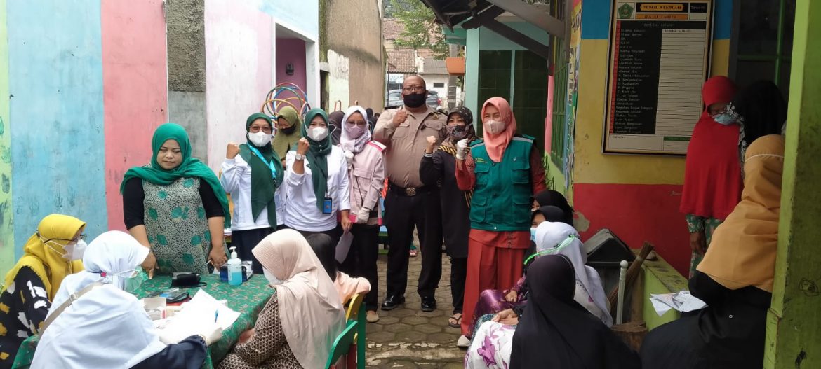 Polisi Pantau Jalannya Pelaksanaan Vaksinasi Kepada Masyarakat Langonsari