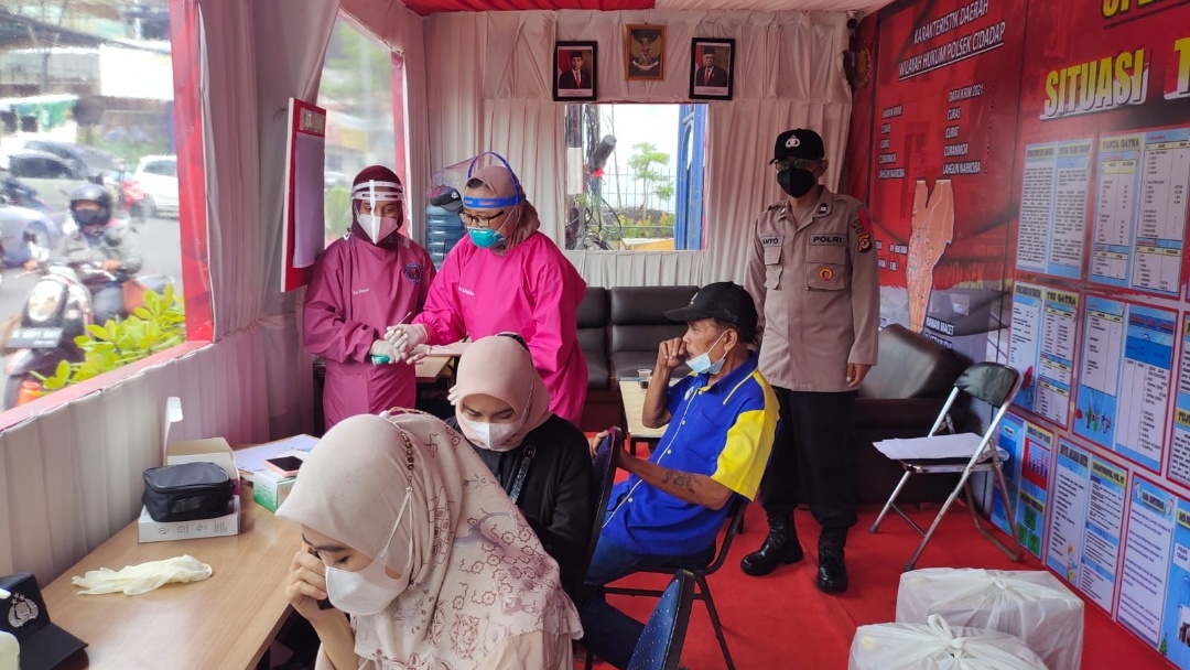 Swab PCR Covid-19 Terhadap Pengemudi Di Pos Pam Terminal Ledeng
