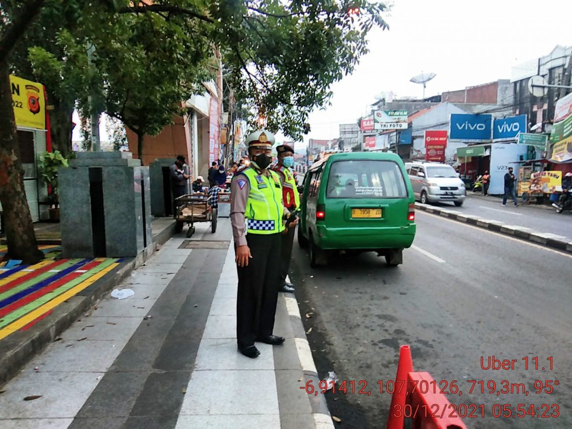 Polsek Ujungberung Polrestabes Bandung Tempatkan Personil di Beberapa Titik Rawan Kemacetan Pagi