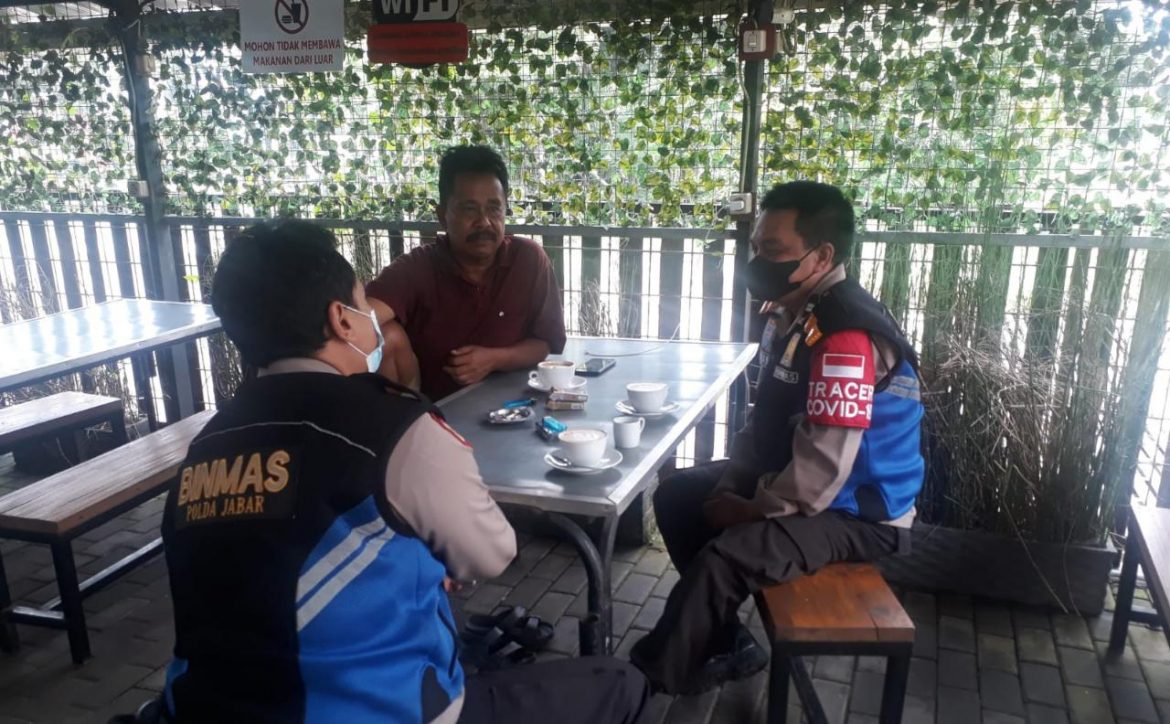Jelang Pergantian Tahun, Bhabinkamtibmas Polsek Panyileukan Ajak Pemilik Cafe Patuhi Prokes