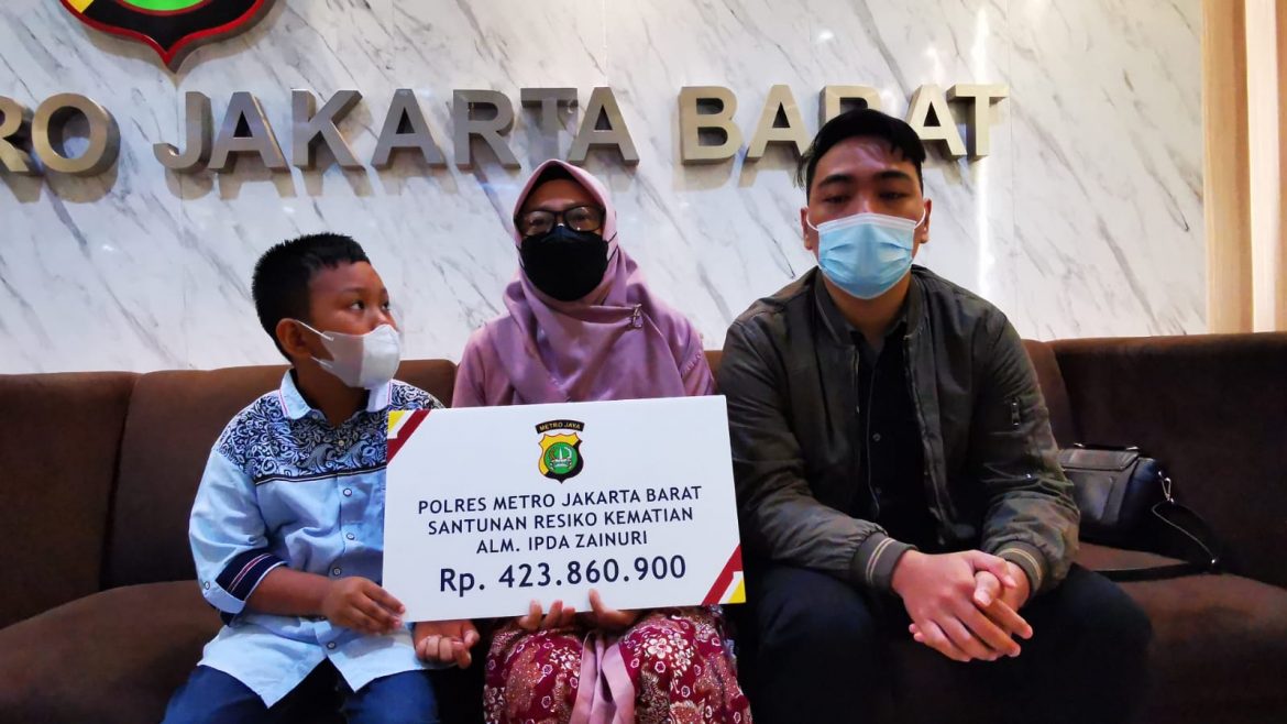 PT Asabri Bersama Polres Jakarta Barat Memberikan Santunan Kepada Keluarga Almarhum Ipda Zainuri