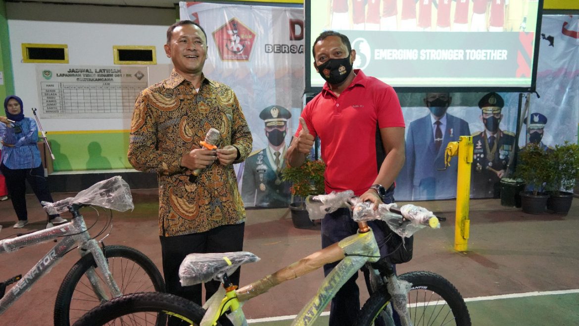 Korem 061/Sk Gelar Nonton Bareng Piala AFF Bersama Ormas dan Masyarakat Sambil Berbagi Doorprize