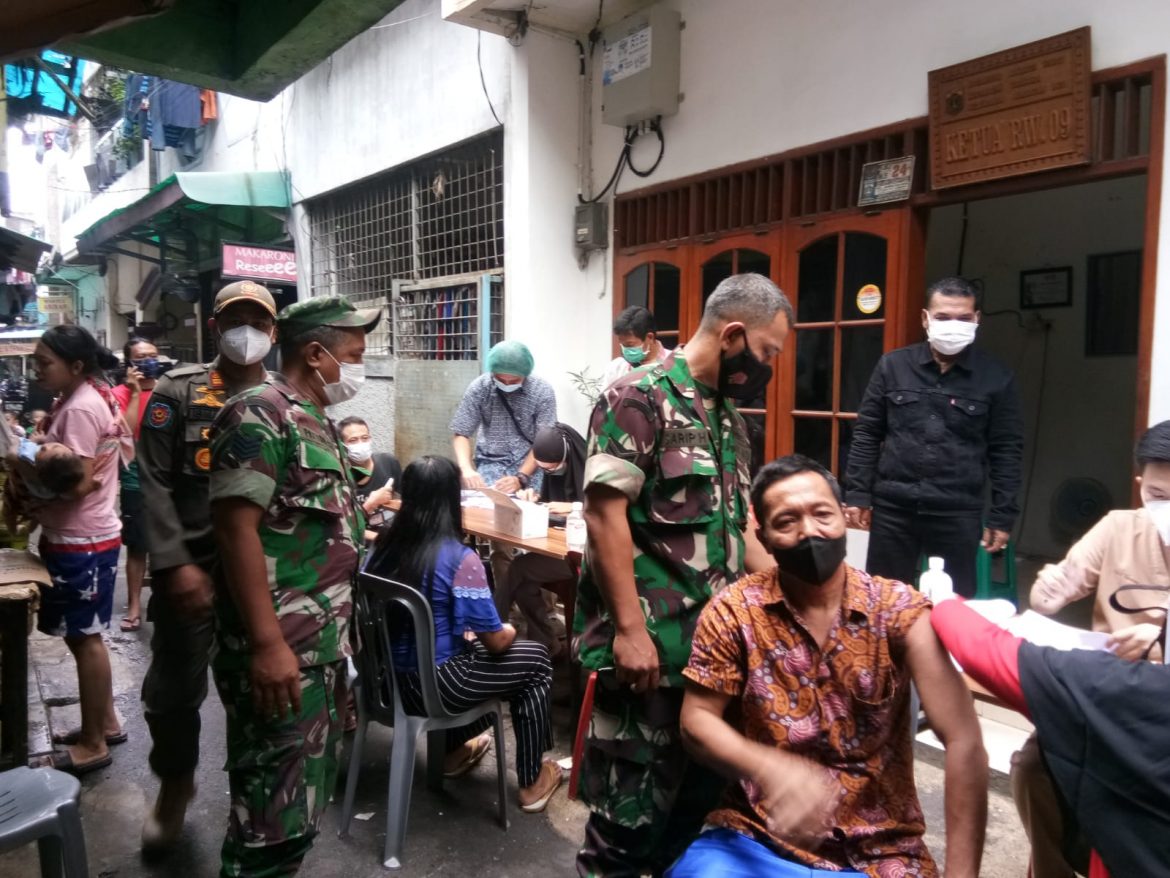Babinsa Koramil 02/TB Dampingi Tim Nakes Puskesmas Vaksin Warga Secara Door To Door