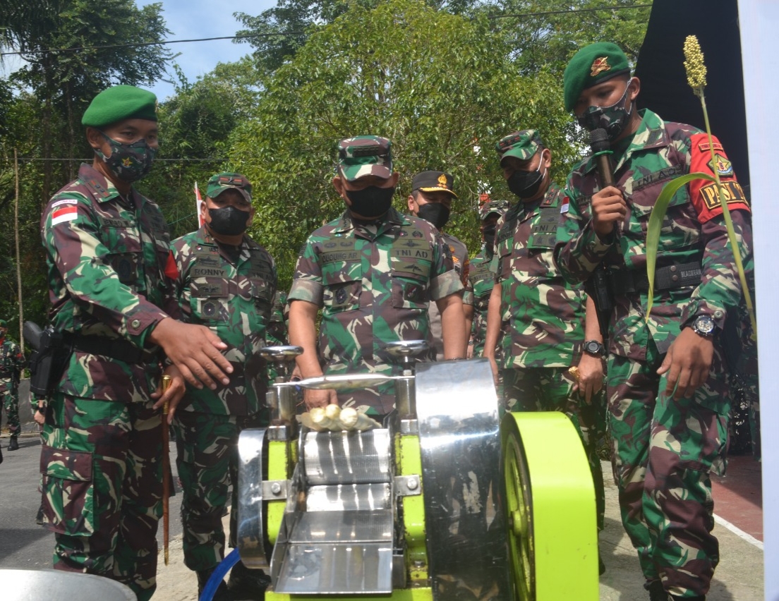 Satgas Pamtas Yonif Mekanis 643/Wns Menerima Kunjungan Kepala Staf Angkatan Darat Di Makotis Entikong