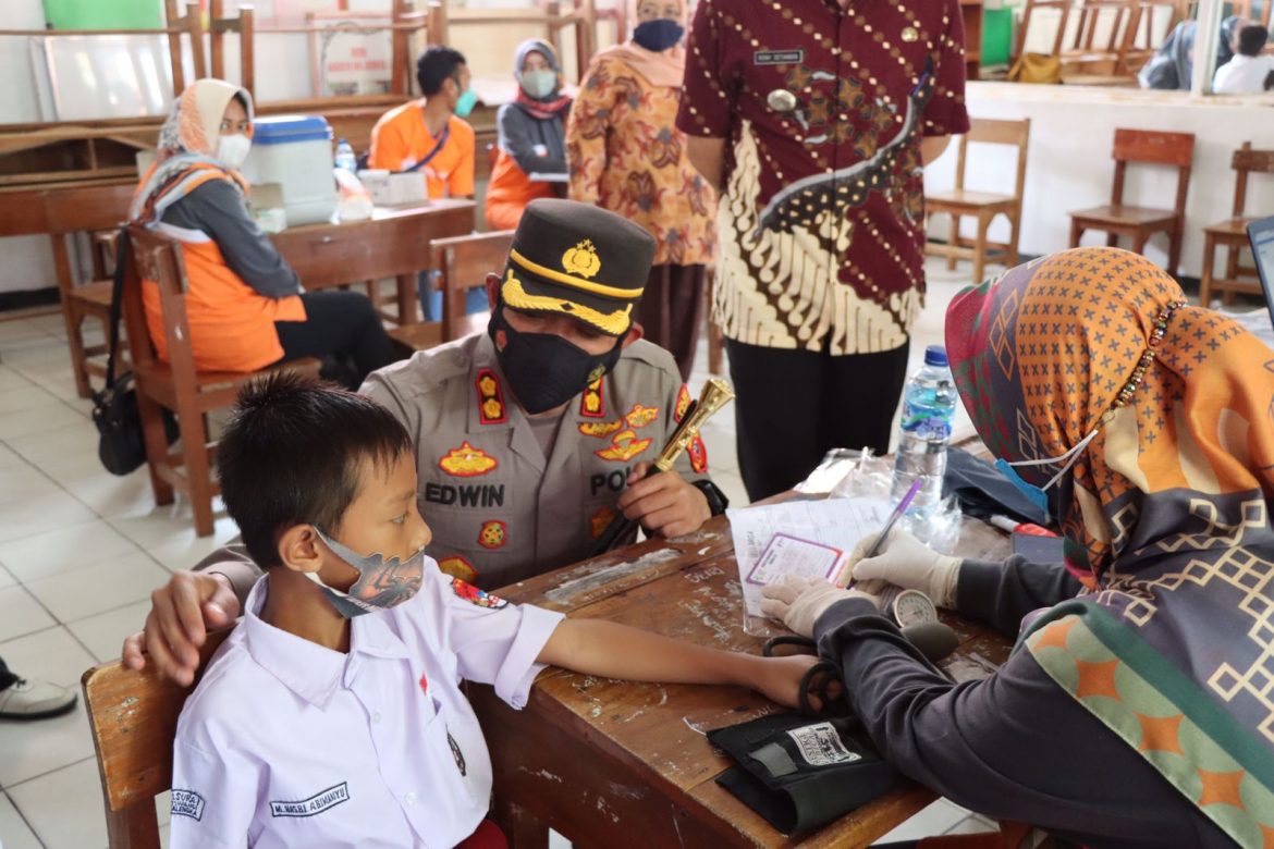 Polisi Pantau Vaksinasi Serentak Anak Usia 6 -11 Tahun, Di SD Negeri Jatisura 1 Jatiwangi