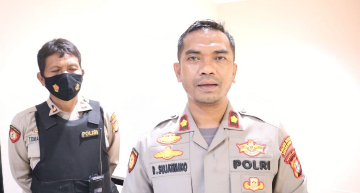 Tim Patroli Perintis Presisi Polres Metro Jakarta Barat Bantu Warga Alami Kecelakaan di Daan mogot Jakarta Barat