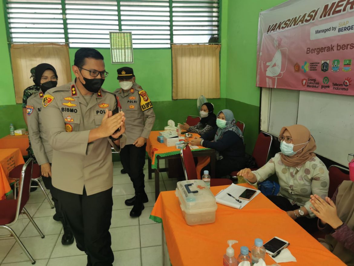 Wakapolres Jakarta Barat Di Dampingi Kasat Binmas Beserta Kapolsek Palmerah  Jakarta Barat Meninjau Lokasi Vaksinasi Anak