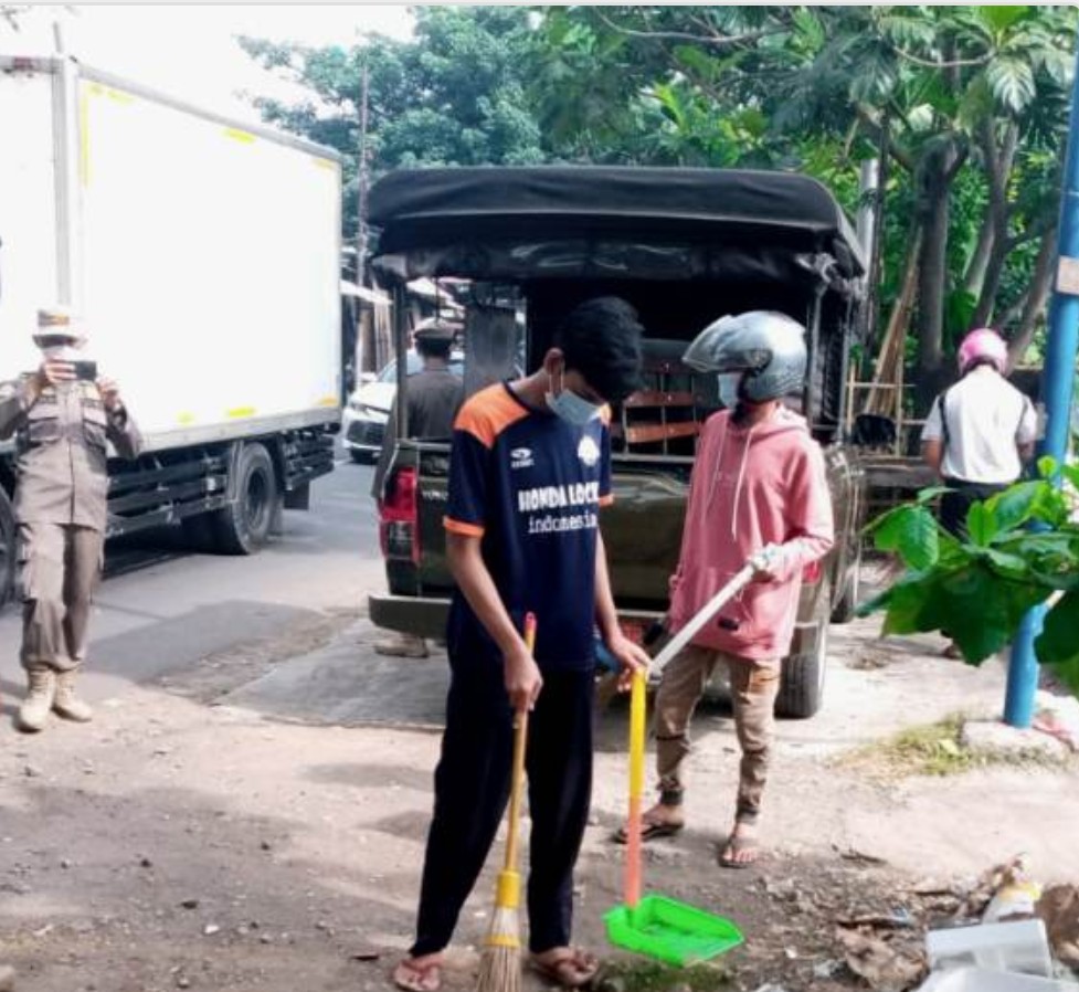 Operasi Tertib Masker (Tibmask) Di Jalan Tanggul Barat Kelurahan Kapuk Kecamatan Cengkareng Menjaring Puluhan Pelanggar