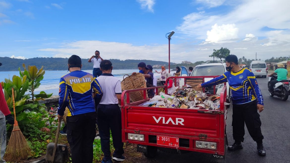 DPUTRPRKP Inisiasi Bersih Bersih Pantai Pangandaran Bersama TNI- Polri, Pedagang, Gema Panbers dan Pegawai Perbankan