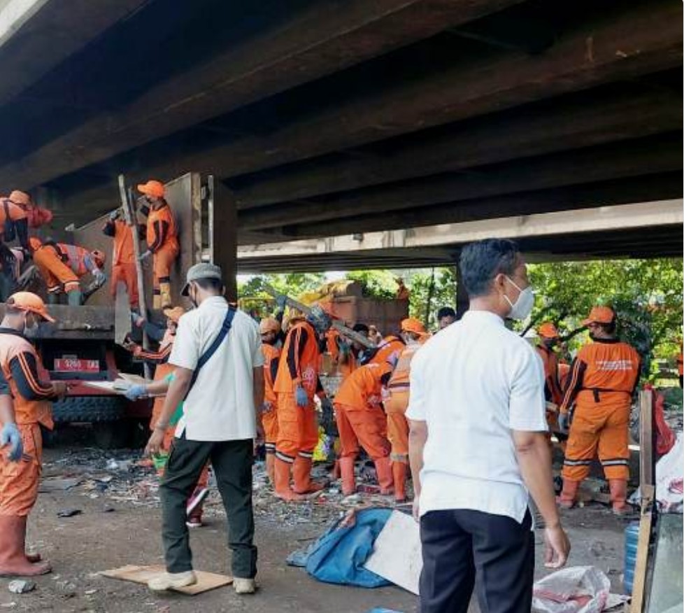 Personal Gabungan Bersihkan Kolong Tol Grogol Jakbar