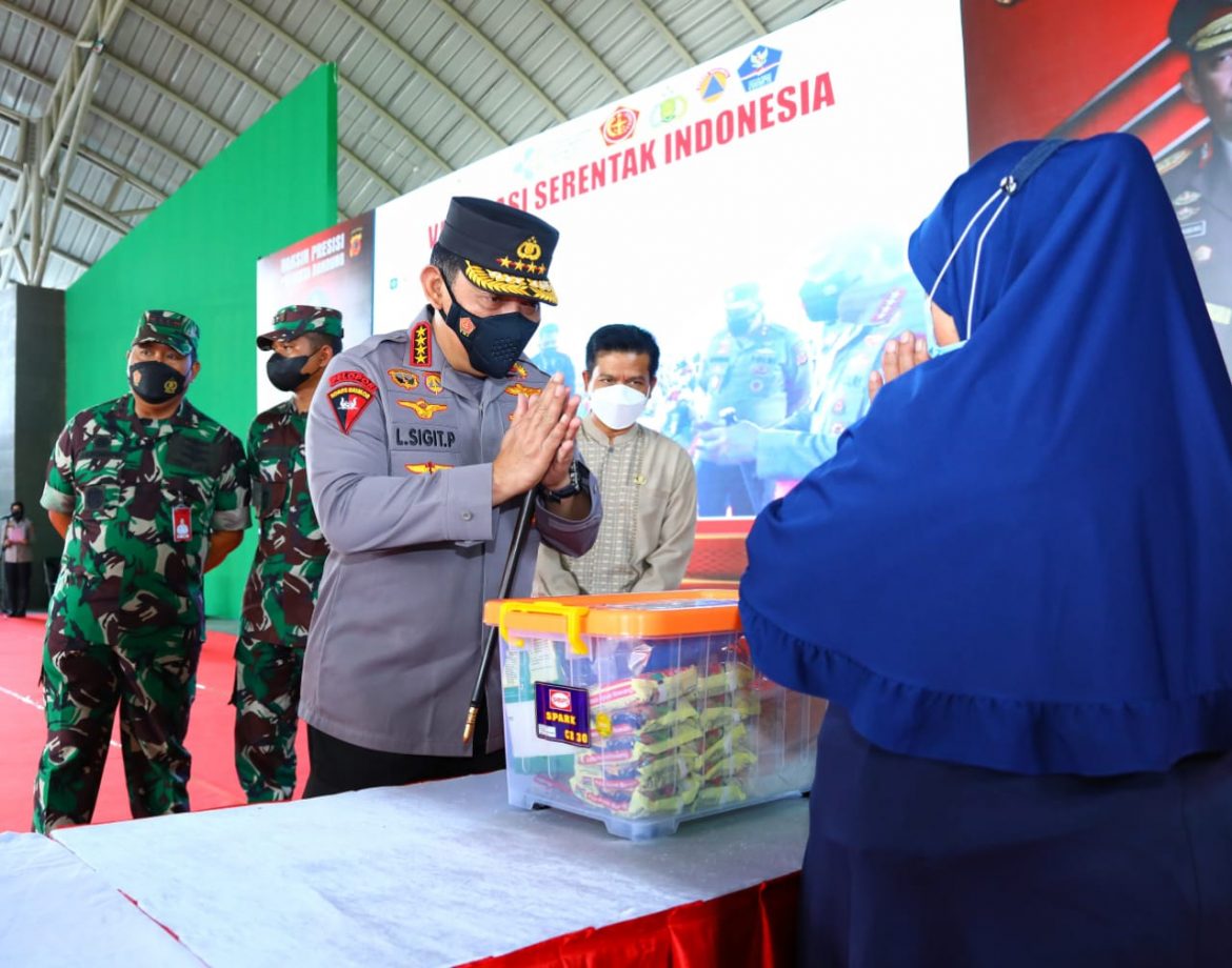 Tinjau Vaksinasi Serentak se-Indonesia, Kapolri Ingatkan Syarat Wajib Laksanakan PTM 100 Persen