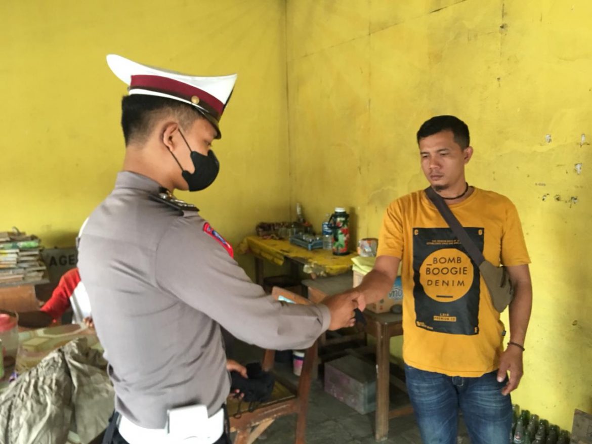 Sat Lantas Polres Ciamis Sosialisasi dan Edukasi Pencegahan Penyebaran Covid-19 kepada Masyarakat Kawasan Terminal CIamis