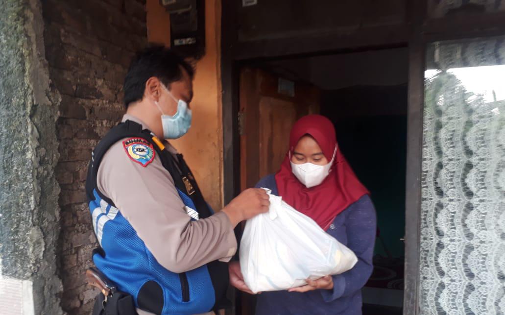 Polisi Salurkan Sembako Ke Warga Terdampak Covid-19