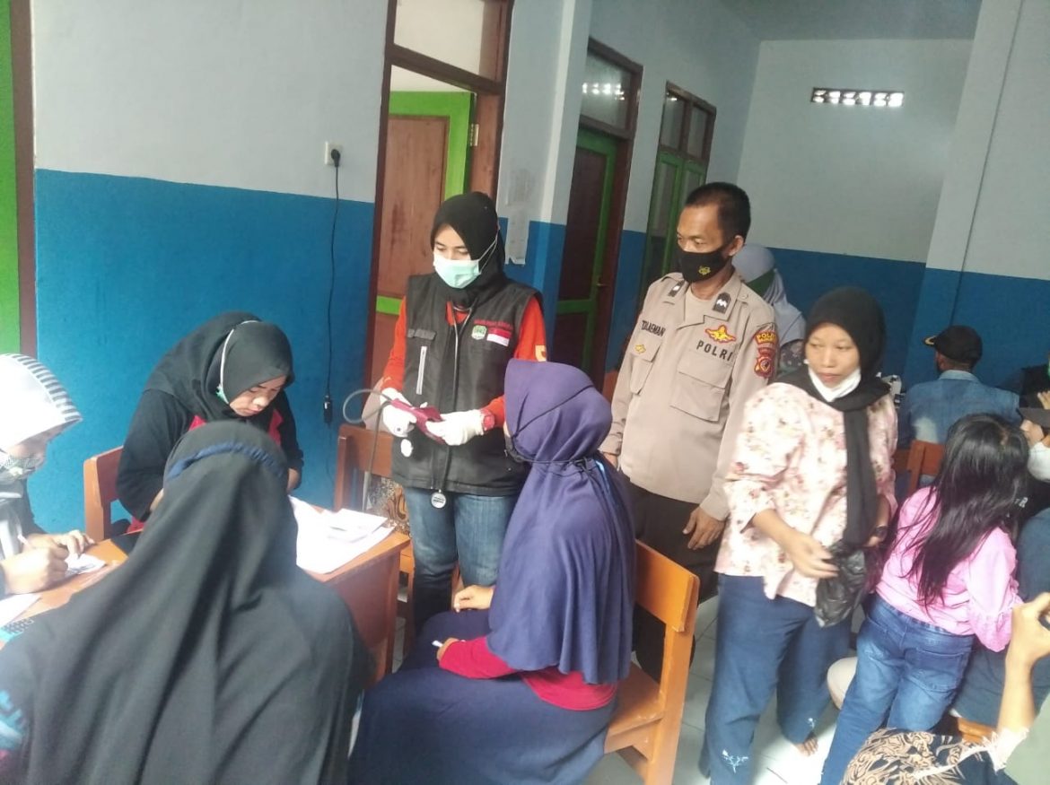 Sukseskan Program Vaksinasi, Polisi Lakukan Monitoring Di Desa Maniis