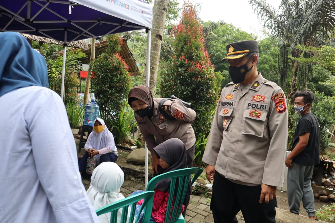 Bersama Anggota Koramil 1302/Cikoneng Polres Ciamis Lakukan Monitoring Vaksinasi Dikawasan Obyek Wisata Cireong