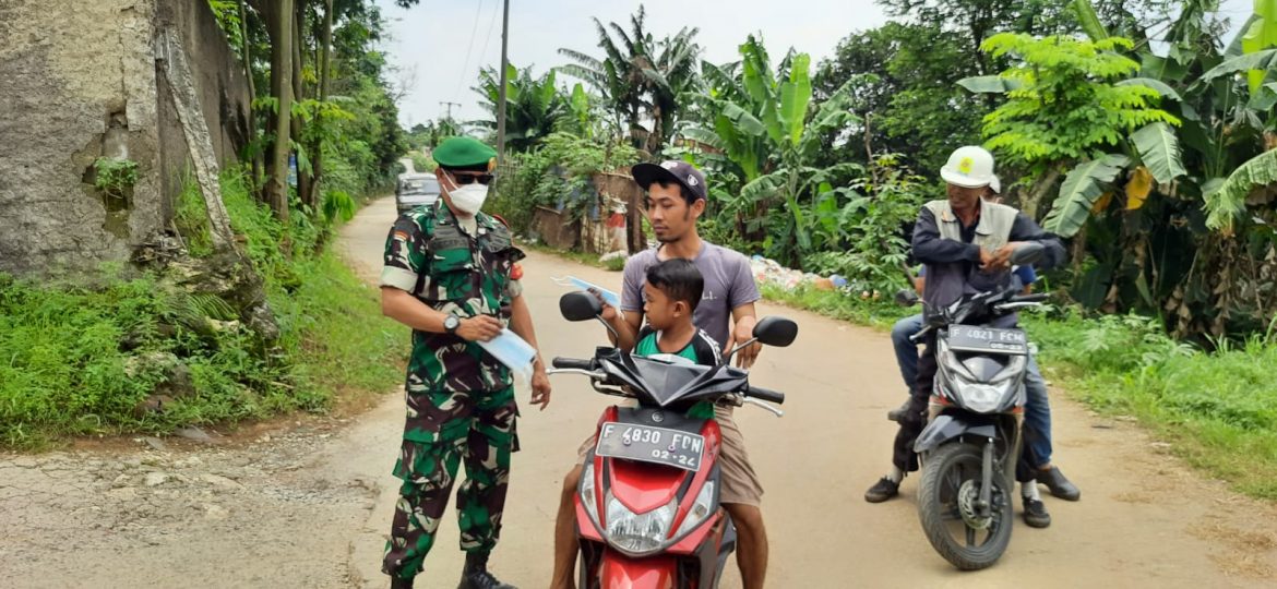 Babinsa 0621-06/Cls Pantau Prokes Warga Desa Dayeuh dan Pastikan Proses PTM Secara Langsung