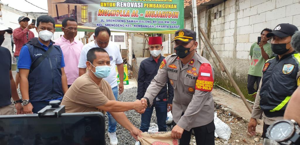 Peduli Kemanusiaan Polsek Kembangan Menggelar Bakti Sosial Kepada Warga Masyarakat Yang Terdampak Wabah Covid-19 Di Kembangan Jakarta Barat