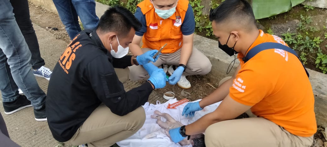 Geger !!! Warga temukan Sosok Jasad Bayi Dalam Kain Kafan Dibungkus Kantong Plastik Di Kp. Cikoneng