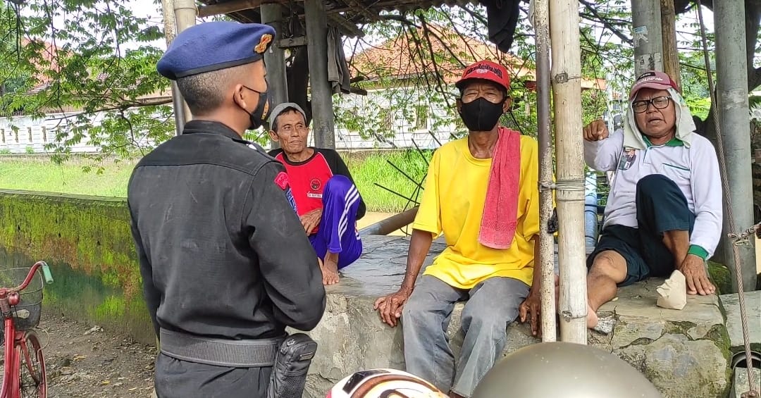 Anggota Sat Brimob Polda Jabar Bagikan Masker Gratis Kepada Para Tukang Becak