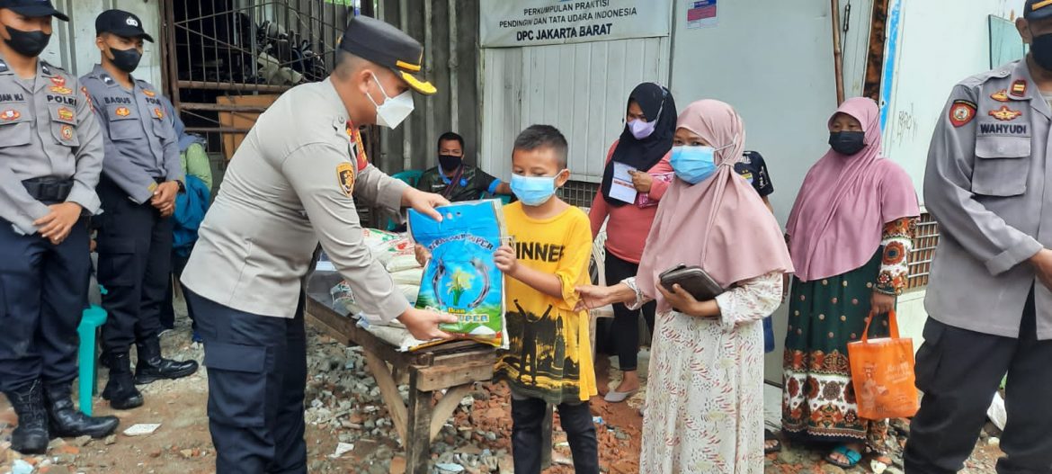 Polsek Kalideres Polres Metro Jakarta Barat Membuka Sentra Vaksinasi Covid-19 anak usia 6-11 Tahun Di Pemukiman Kumuh Di Kampung Tabaci