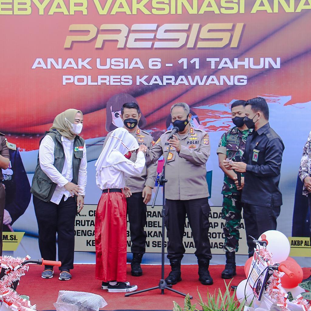 Kapolda Jabar Tinjau Gebyar Vaksinasi Presisi Usia 6-11 Tahun Di SDN Pinayungan II Karawang