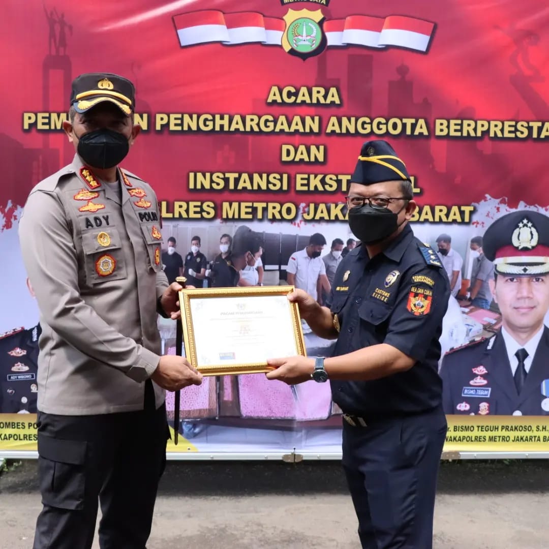 Anggota Polisi yang Berprestasi Polres Metro Jakbar Berikan Penghargaan Atas Terungkapnya Perkara Perkara Besar