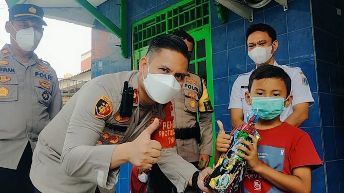 Percepat Herd Immunity, Polsek Kalideres Polres Metro Jakarta Barat melakukan vaksinasi anak usia 6-11 tahun secara door to door