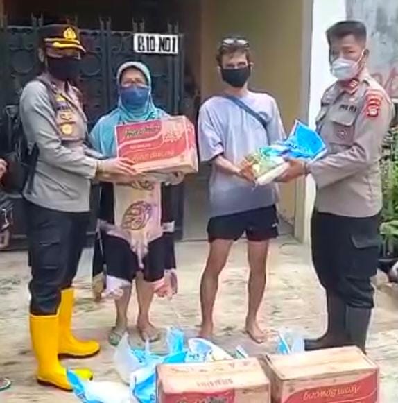 Polsek Cengkareng Polres Metro Jakarta Barat Tinjau Lokasi Banjir di Komplek KFT Kelurahan Cengkareng Barat