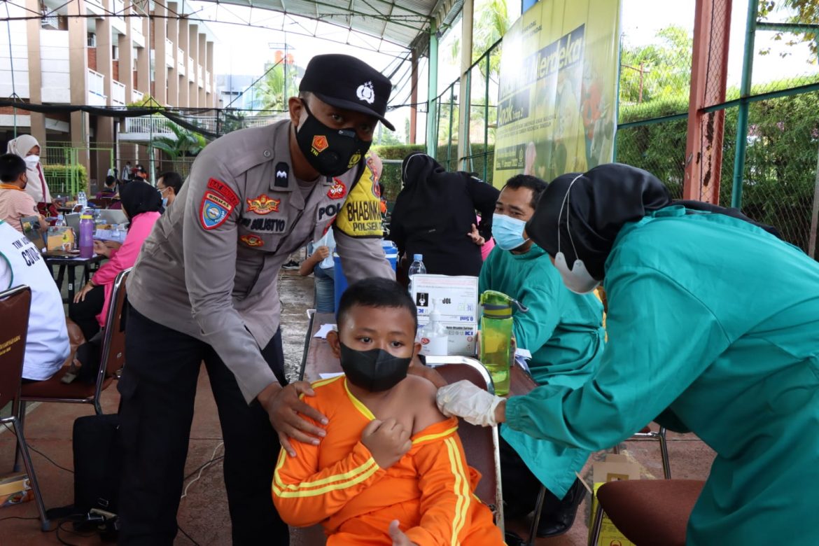 Usai Divaksin, Anak – Anak di Kendal Berfoto di Kendaraan  Dinas Polisi