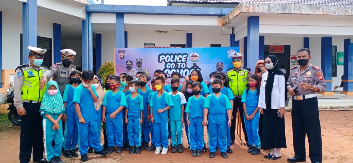 LASERIN KALBAR GELAR VAKSINASI MERDEKA ANAK SDN 11 NANGA PINOH, POLRES MELAWI BAGIKAN DOORPRIZES KEPADA PESERTA VAKSINASI