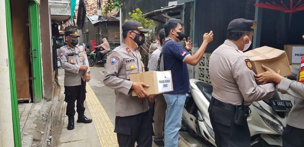 Polsek Palmerah Memberikan Sembako Kepada Warga Yang Terpapar Covid-19