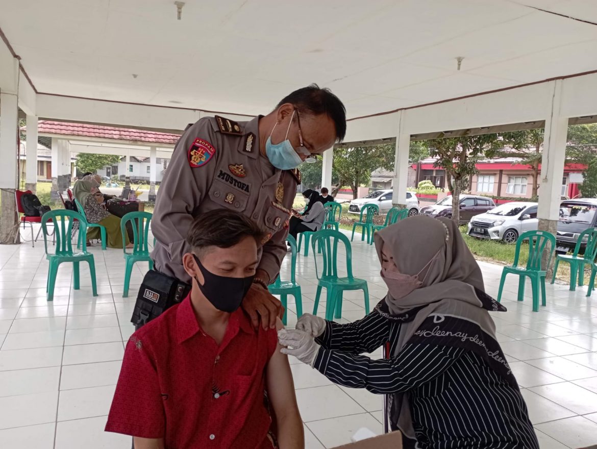 Binmas Polsek Pangandaran Laksanakan Monitoring Kegiatan Vaksianasi Covid-19